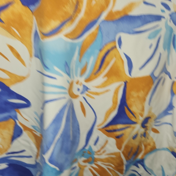 JMclaughlin Large Shirt. Sharp with white flowy pants. - Picture 3 of 4